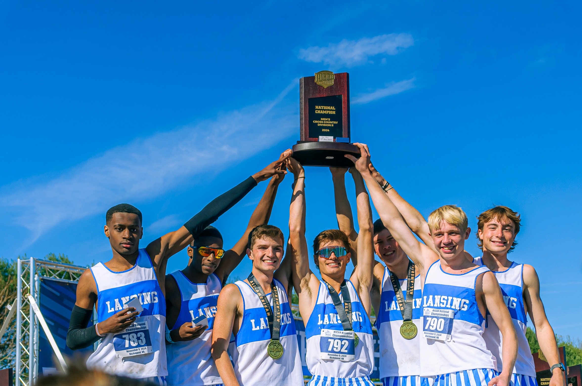 Men win National Championship in Cross Country, Women place 9th