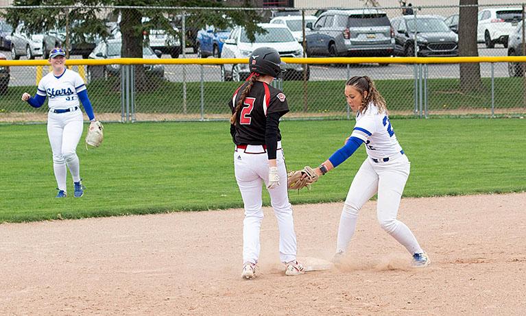 Softball splits DH with Davenport